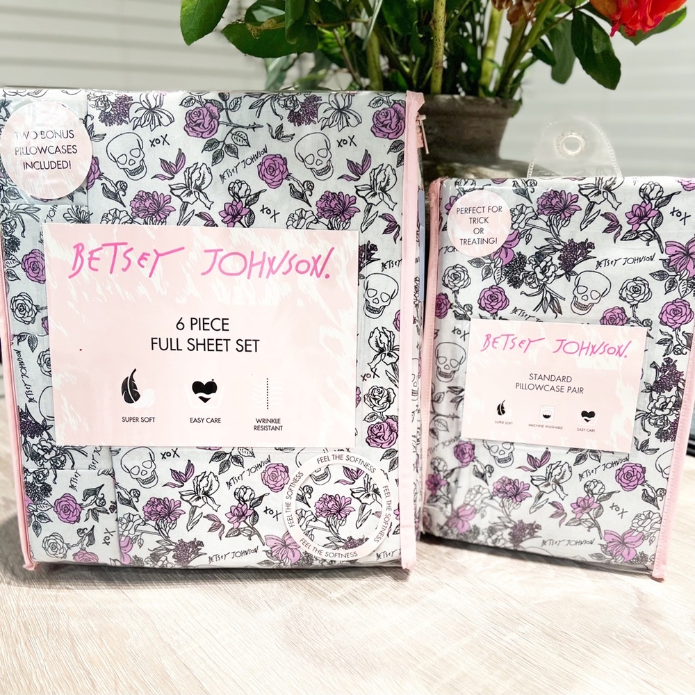 New Betsey Johnson Full Sheet Set with additional pillow cases - Skull Flower XO